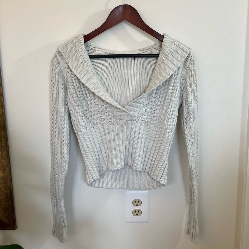 Knitted, cropped cream pullover sweater with hood